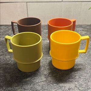 Vintage Tupperware 8 oz stackable mugs. Set of 4. Like new condition